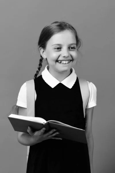 Fille tient grand livre bleu ou carnet. Bonne écolière — Photo