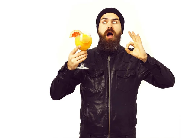 Brutale blanke hipster met alcoholische drank of verse cocktail — Stockfoto