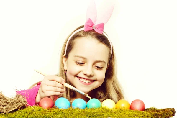 Kis boldog kislány húsvéti tojás elszigetelt fehér — Stock Fotó