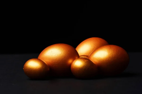 Huevos tradicionales pintados en color dorado Feliz concepto de Pascua —  Fotos de Stock