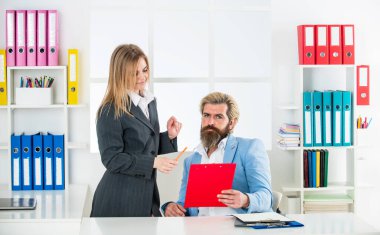 İş raporu. Başarılı bir iş. Erkek ve kadın resmi kıyafetler. Müdürün patronu. Danışmanlık. Finans departmanı ekibi. Ofis sekreteri. İş çifti çalışıyor. Ofisteki çift