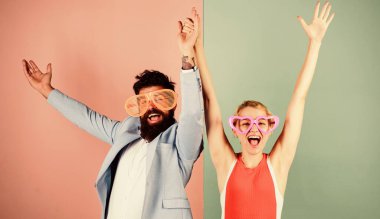 Çiftler eğleniyor. Ofis partisi. Şen şakrak iş adamı ve iş arkadaşı kutlama yapıyor. Tatili kutluyoruz. Sakallı adam, güzel kadın parti gözlükleri kutluyor. Şirket kültürü. Kutlamaya dalmak