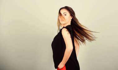 Yavaş ve nazikçe. Moda kıvrımlı saç stili. Moda kızı saç stili. Saç şekillendirme metodu dalgalı hale gelir. Gönüllü kıvrık saçlar. Saç kıvırma ve kıvırma. Kuaför stili ipuçları