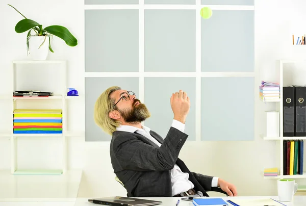 Si scaldi ed eserciti a lavoro in ufficio. permette di giocare a ping pong ping pong in ufficio. Stile di vita e riposo. L'uomo in carica tiene la palla da tennis. giocare con la palla da tennis mentre si lavora in offic — Foto Stock