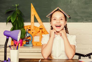 Hometask konsepti. Şirin kız okuldaki karatahta sınıfında oturuyor. Küçük çocuk okulu. İlerleme ve başarılar. Okul dersi. Okula dönelim. Bilgi toplama günü. Öğrenmeye bağlı.