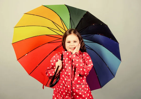 Joyeux enfant hipster d'humeur positive. mode d'automne. heureuse petite fille avec parapluie coloré. protection contre la pluie. Arc en ciel. Petite fille en imperméable. Profiter du plus bel endroit — Photo