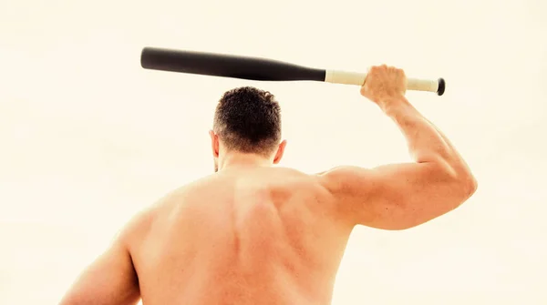 Un hombre con bate de béisbol. El hombre Hooligan golpea el bate. Pandilla de bandidos y conflicto. hombre musculoso luchando. lleno de energía. actividad deportiva y juego. tratar el conflicto. musculoso espalda hombre aislado en blanco — Foto de Stock