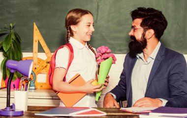 Bilgi Günü 'nü tebrik ederim. Okul tatili. Minnettar okul kızı. Okul pedagogu için selamlar. Okula dönelim. En iyi dileklerimle. Sırt çantalı, çiçek veren sevimli bir kız öğrenci.