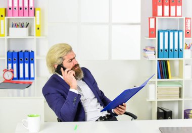 Verileri doğrula. İş yönetimi profesyoneli. İstihbarat şefi telefonda konuşuyor. Gülümseyen IT direktörü veya CIO. Başarılı kriz yöneticisi belgelerle notlar alıyor. işadamı ofis dizini