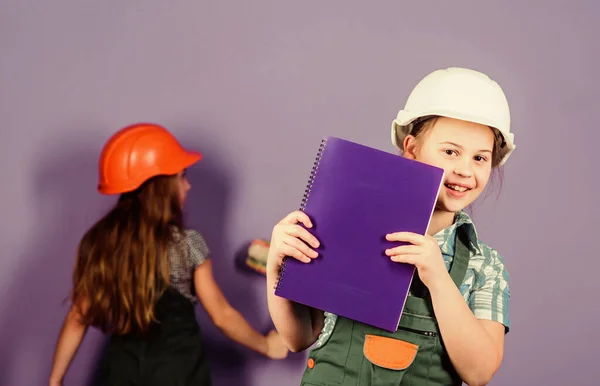 Processo de renovação de controle. Crianças feliz renovar casa. Pintar paredes. Atividade de melhoria em casa. Crianças meninas planejando renovação. Violeta é a minha cor favorita. Crianças irmãs renovação seu quarto — Fotografia de Stock