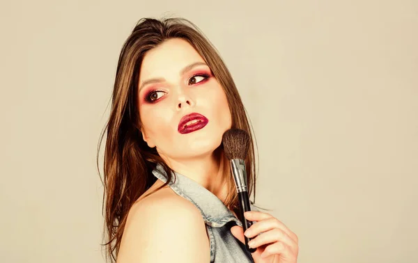 Cura del viso. sessualità. cosmetici per la cura della pelle. donna sexy con pennello professionale make up. moda trucco visage. donna sensuale con i capelli lunghi, stile. salone di parrucchiere di bellezza. Rossetto e ombretto — Foto Stock