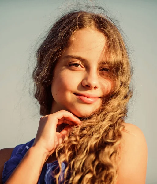 Tão dourada. A juventude é brilhante. férias de verão e férias. desfrutar de bom tempo. moda infantil. criança bonita ao ar livre. beleza natural. menina pequena cabelo longo culry. infância feliz. pele saudável perfeita — Fotografia de Stock