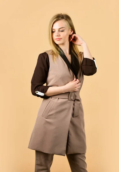 Moda de otoño femenino. estilo para la mujer real. usar solo el color de moda. mujer en elegante chaqueta con clase. La mujer de negocios usa traje formal. peluquería salón de belleza. linda chica tiene el pelo largo. Me encanta. — Foto de Stock