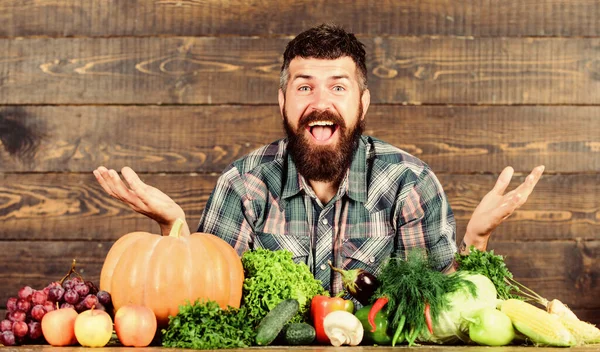 Welcome to my farm. Farmer with homegrown vegetables. Vegetables organic harvest. Farmer rustic style guy. Vegetarian lifestyle concept. Natural foods. Man bearded farmer harvest wooden background — 图库照片