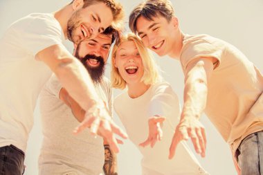 Başarılı yılın tadını çıkar. Dört kişilik bir grup. Özgürlük ve başarı. Arkadaşlarla vakit geçirmek. Yaz tatili. Gençler kaynaşıyor. İş ekibi. Gençlik psikolojisi. Mutlu erkek ve kadın gökyüzü arka planda