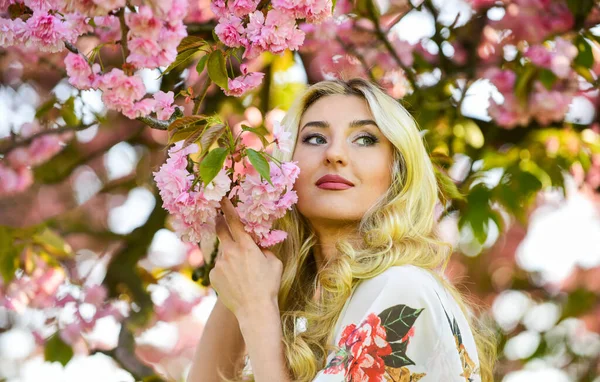 Насолоджуйся весною. вінтажна і ретро мода. чиста красуня жіноча. безтурботну і щасливу жінку. сексуальна дівчина насолоджується цвітінням сакури. весняне квітуче дерево. рожеві вишневі квіти. квітковий аромат лікування — стокове фото