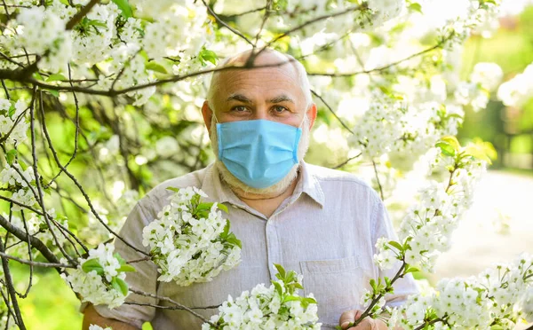 Allergische reactie of vorm van overgevoeligheid. Pandemisch concept. Beperk de verspreiding van infecties. Oudere man gezichtsmasker. Ademhalingsmasker. Astma concept. Ademhalingsaandoening. Moeite met ademhalen — Stockfoto