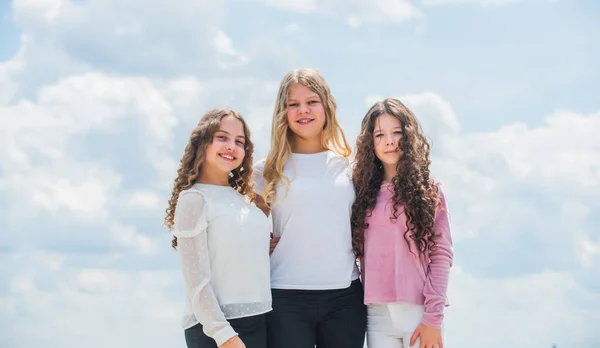 Τρία κορίτσια στον ουρανό. έννοια της γυναικείας φιλίας. Αδελφότητα και οικογένεια. κολλητοί στο σχολείο. Πίσω στο σχολείο. Χαρούμενη παιδική ηλικία. χαρούμενα μικρά παιδιά — Φωτογραφία Αρχείου