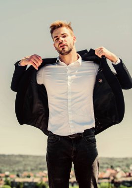 Profesyonel iş adamı. Seksi maço adam. Erkek bakımı. Sakallı adam iş stili. resmi erkek modası. Modern yaşam tarzı. Kendine güvenen iş adamı Kaygısız sigorta acentesi. Model. başarı fikri