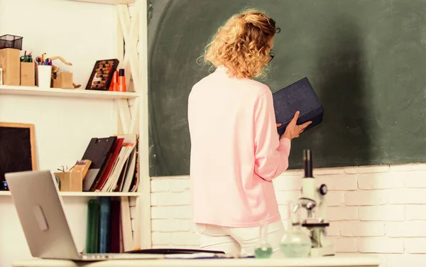 Educatief programma voor de lagere school. Meisje schattige leraar in de klas. Educatief procesconcept. Educatieve methoden omvatten storytelling discussie onderwijs opleiding en gericht onderzoek — Stockfoto