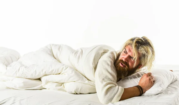 Sonno interrotto. Concetto di sonno. Dormire regolarmente più di quanto suggerito può aumentare il rischio di obesità mal di testa mal di schiena e malattie cardiache. Dormi e dormi. Uomo viso assonnato si trova sul cuscino — Foto Stock