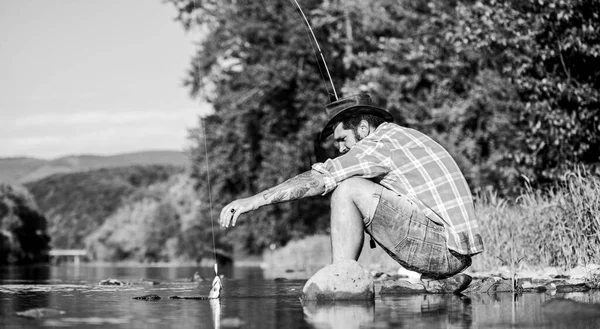 去钓鱼了在湖水里成功的渔夫。用勺子钓鱼的嬉皮士。大猎物钓鱼。放松自然。飞鱼的嗜好暑期活动。成熟的长胡子男人，鱼儿挂在钓竿上 — 图库照片