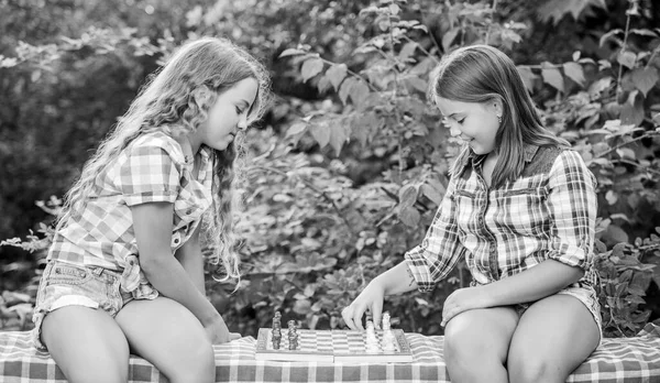 Tournoi d'échecs. allume ton cerveau. faire fonctionner le cerveau. développement de la petite enfance. dignes adversaires. développer des capacités cachées. deux filles jouent aux échecs. échecs jouer aux sœurs. enfants qualifiés — Photo
