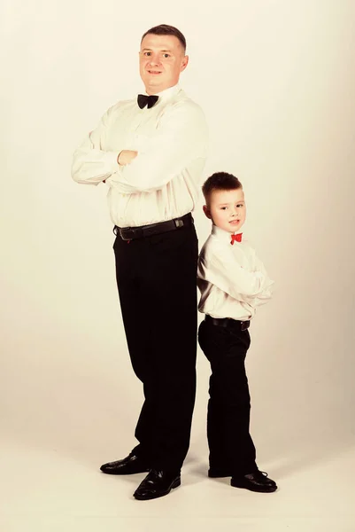 Niño pequeño con papá hombre de negocios. Día de la familia. niño feliz con padre. reunión de negocios. Esteta. moda masculina. padre e hijo en traje formal. estilo esmoquin. pareja de esmoquin. esmoquin — Foto de Stock