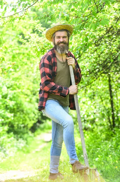 El hombre cava tierra con pala de metal. concepto de horticultura. El suelo se está preparando para la siembra en primavera. Trabajar en un jardín. precioso día de primavera. plantación de árboles en el jardín. Herramientas de jardinería —  Fotos de Stock