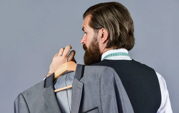 Mi elección. Hombre con traje. sastrería en su taller. Hombre de moda barbudo guapo en traje clásico. Hombre en traje personalizado a medida que presenta un costoso esmoquin a medida. Ropa de hombre en boutique — Foto de Stock