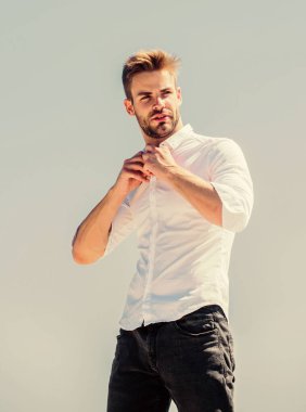 Resmi moda. Resmi tarz. Çekici bir adamın gömleğini çıkarması. Cazibesine güveniyor. Sakallı adam iş stili. Açık havada sıcak bir gün. Yakışıklı bir manken. Seksi maço adam. Sıcak mevsimi
