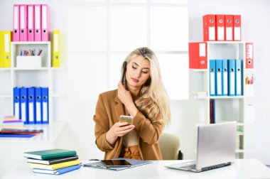 Koordinatör. Yazı işleri ve idari görevler. Proje koordinatörü proje yöneticilerine kaynak ekipman toplantıları ve bilgilerinin koordinasyonunda yardımcı olmak için çalışıyor. Kadın koordinatör ofiste.