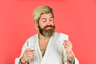 Sabahları susayan adam. Hippi suyu içer, ilaç alır. Akşamdan kalma konsepti. Baş ağrısı sersemliği. Akşamdan kalma ilacı. Ağrı kesiciler. Nöbetçi işçiler depresyon ve sağlık sorunları riskini artırdı