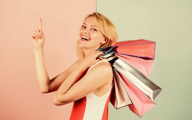 Alışveriş mutluluğu. Tatil hazırlıkları için paketler. Yaz indirimi. Kara Cuma için özel fiyat. Dükkan kapandı. Mutlu kadın alışverişçisi. Büyük indirim. Kadın alışveriş torbaları.