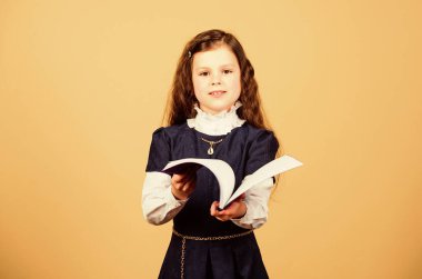 Sınavlara hazırlanıyorum. Ev ödevi. Günlük notları için not defteri. Ders çalışmak. Kağıt klasörlü küçük bir kız. Bilgi ve eğitim. Okula dönelim. Gerçekten küçük bir kız öğretmen olmak istiyor. sınav zamanı