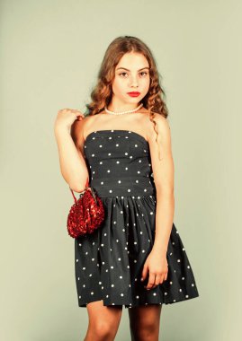 Klasik modaya doğru hareket. Makyaj malzemeleri, klasik kıyafetler. Şimdiki tasarımlarda kullanılan klasik esinlenmeler. Retro vintage çanta. Seri üretime karşı tepkiler hızlı moda