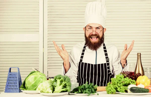 Biolebensmittel essen. Kulinarisch. Vitamin. gesunde Ernährung Kochen. Reifer Hipster mit Bart. glücklicher bärtiger Mann. Kochrezept. vegetarischer Salat mit frischem Gemüse. echtes Glück — Stockfoto