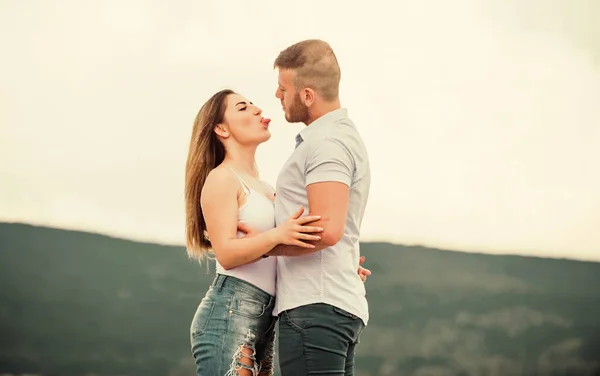 A apoiá-la. Juntos para sempre. História de amor. Acabei de casar. Conceito de lua de mel. Relações românticas. Amor verdadeiro. Amor familiar. Um casal apaixonado. Relação gira. Homem e mulher abraçar natureza fundo — Fotografia de Stock