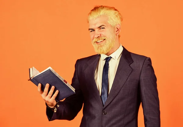 Homem maduro tingido de barba e cabelo. livro de leitura. Verifica os apontamentos. horário diário. Professor profissional do sexo masculino. depois da barbearia. educação escolar de negócios. homem de negócios feliz segurar notebook — Fotografia de Stock