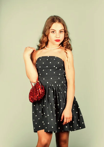 Movimento para a moda vintage. Pequena menina maquiagem rosto roupa estilo vintage. Inspirações vintage usadas no design atual. Bolsa vintage retro. Reação contra a produção em massa de moda rápida — Fotografia de Stock