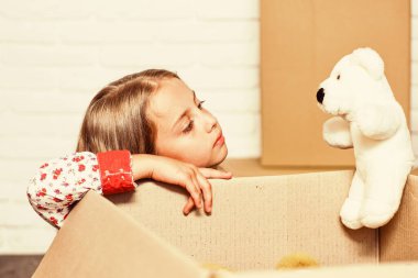 Hazinelerinizi teslim edin. Oyuncaklar için depo. Teslimat servisleri taşınıyor. Mutluluk vermek. Küçük çocuk içinde oyuncaklar olan posta paketini açıyor. Çocukluğuna mutlu anlar yaşatıyorsun. Sigorta postası paketi