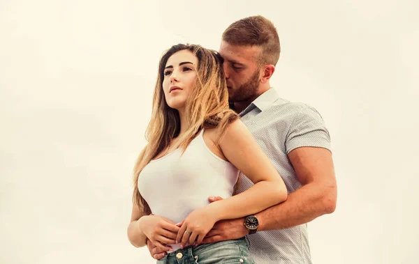 Amor verdadero. Apoyándola. Amor familiar. Devoción y confianza. Pareja enamorada. Juntos para siempre nosotros dos. Historia de amor. Relaciones románticas. Linda relación. Hombre y mujer abrazo naturaleza fondo — Foto de Stock