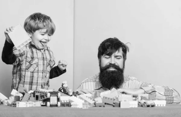 Jardín de infantes. feliz ocio familiar. desarrollo infantil. edificio casa con constructor. padre e hijo juegan. Un niño pequeño con papá jugando juntos. tiempo divertido en el jardín de infantes. Fin de semana en familia — Foto de Stock