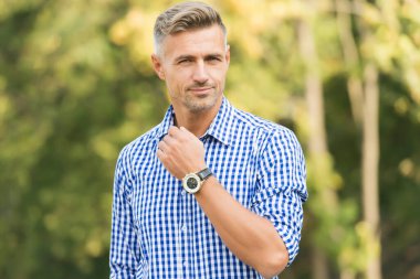 Bekliyorum. Teknoloji konsepti. Zamanı sayıyorum. Modern aletler. Akıllı saat kullanıyor. Modern yaşam tarzı. İzleme statünün bir yansımasıdır. Adam şehir geçmişini kontrol etsin. Yakışıklı adam kol saati takıyor.