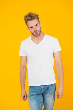 Karizma konsepti. Yüz bakımı. Güzel insanlar. Modern gençlik. Yakışıklı bir genç adam. Tıraşsız yakışıklı bir adam. Kıvırcık saçlı hippi. Yakışıklı bir adam. Karizmatik maço. Yakışıklı seksi adam.