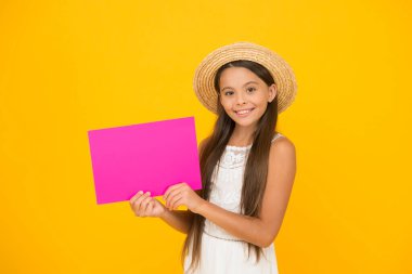 Bildiriyorum. Yaratıcı bir etkinlik. Galeri ya da müze. Reklam konsepti. Mutlu anılar. Turizmi destekliyorum. Yaz satışları. Kız posteri. Tatil zamanı. Kız hasır şapka. Görebiliyor musun? Kültürel etkinlik