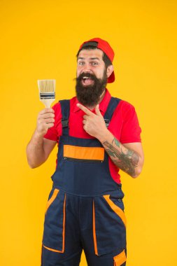 Temiz onarım ve yıpranmış eski parçaları restore etmek. Mobilya yenileme. İnşaat ve yenileme. Dekorasyon ve dekorasyon. Sakallı olgun erkek ressam. Mobilya restorasyonu. Mobilya nasıl tazelenir