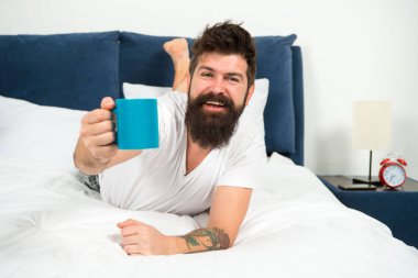 Zevkle iç. Mutlu hipster sıcak fincan ikram ediyor. Kahve zevki. Sakallı adam bir fincan kahve ver. Zevkin tadını çıkarıyorum. Zevk ve neşe. Saf zevk. Keyfine bak. Günaydın.