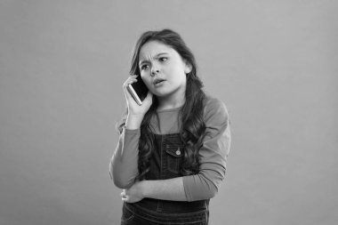 Çocuk telefonda konuşuyor. Konuşma. Küçük kız telefonda konuşuyor. Modern yaşam iletişimi. Çocuk internetten alışveriş yapıyor. Servis kullanım teknolojisini ara. Liseli kız arkadaşıyla konuşuyor. Dijital çağda yaşamak