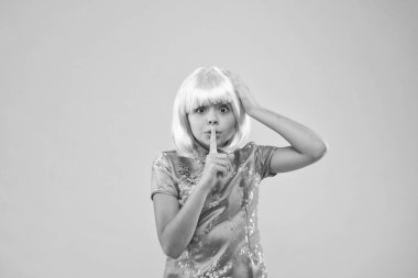 Sus, sus. Çocuk sessizlik işareti gösteriyor. gizli ve gizemli. Sessiz ol ve kimseye bir şey söyleme. Küçük kız sessiz ol. Asyalı çocuk parmaklarını dudaklarında tutuyor. özel bilgi sakla